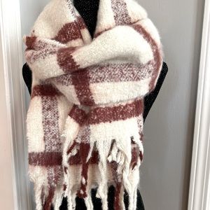 Banana Republic Wrap, Soft, Warm & Fluffy. White & Cranberry w/ Tassels. NWOT
